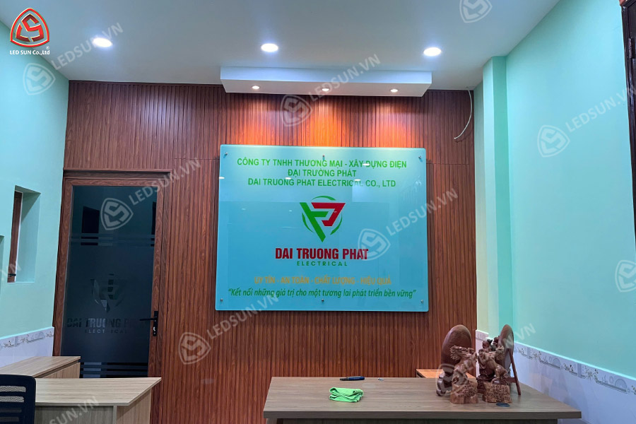 bảng tên công ty bằng kính