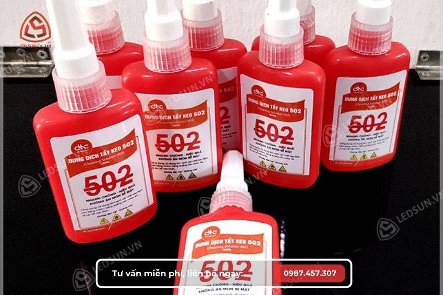 Sử dụng Nước tẩy keo chuyên dụng để tẩy keo 502 bị dính vào da tay