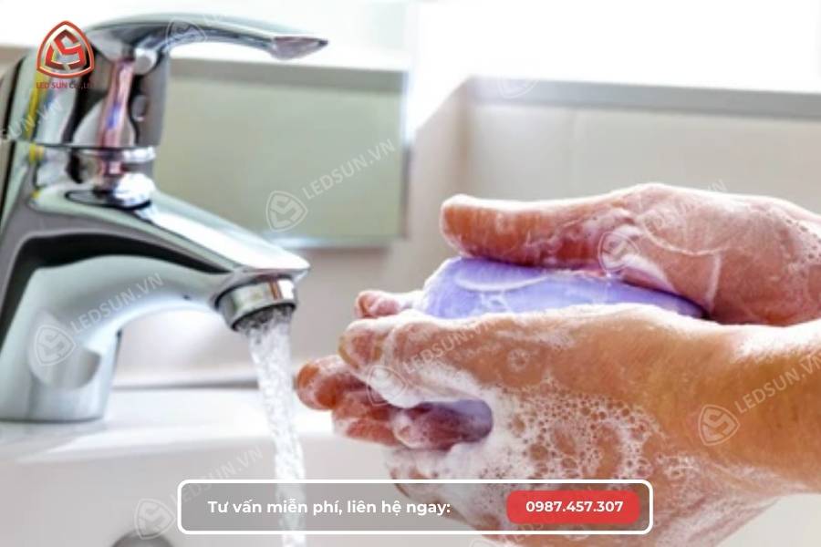 Sử dụng Xà phòng và nước ấm để tẩy keo 502 dính trên tay