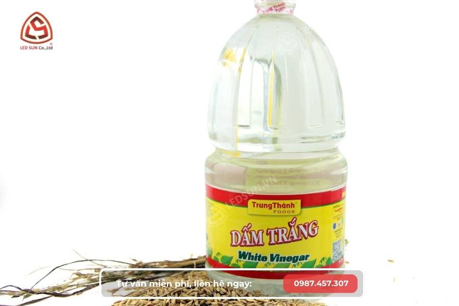 Sử dụng Giấm trắng để tẩy keo 502 dính tay