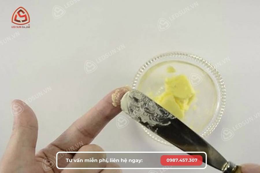 Sử dụng Bơ thực vật để tẩy keo 502 dính vào tay